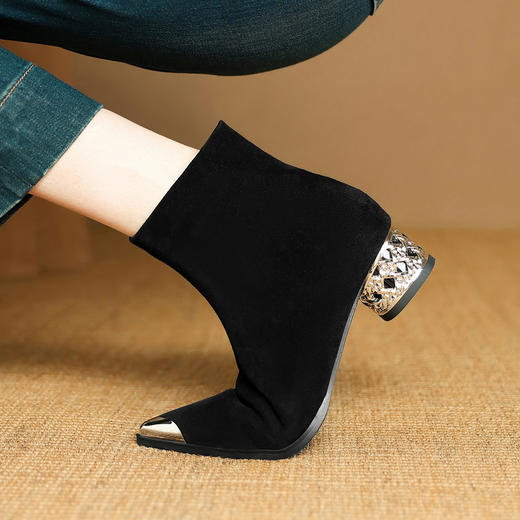 【预售5天】秋冬必备简约风羊皮米白色尖头短靴女英伦风中跟粗跟马丁靴女短筒靴子DB&M6596 商品图2