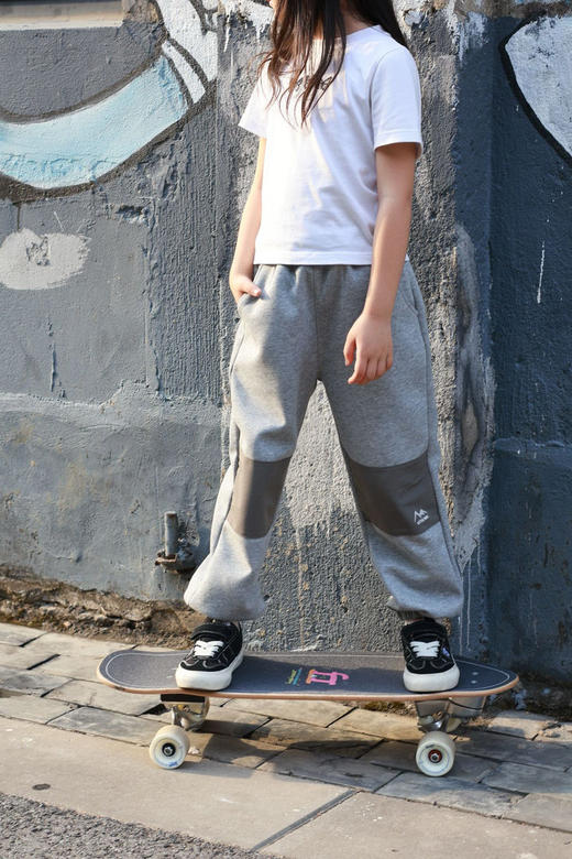 【童装服饰丨LittleBen320克山系卫裤/轻氧锦氢帽衫系列】面料舒适清爽，做工精细平整，版型设计高级又百搭，适合多种场景穿搭 商品图11