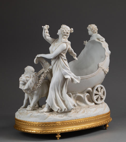 独角鹿西洋古董1900年代德国图林根地区出品铜鎏金底座装饰丘比特维纳斯与雄狮驾车主题素胎瓷雕花果樽 商品图2