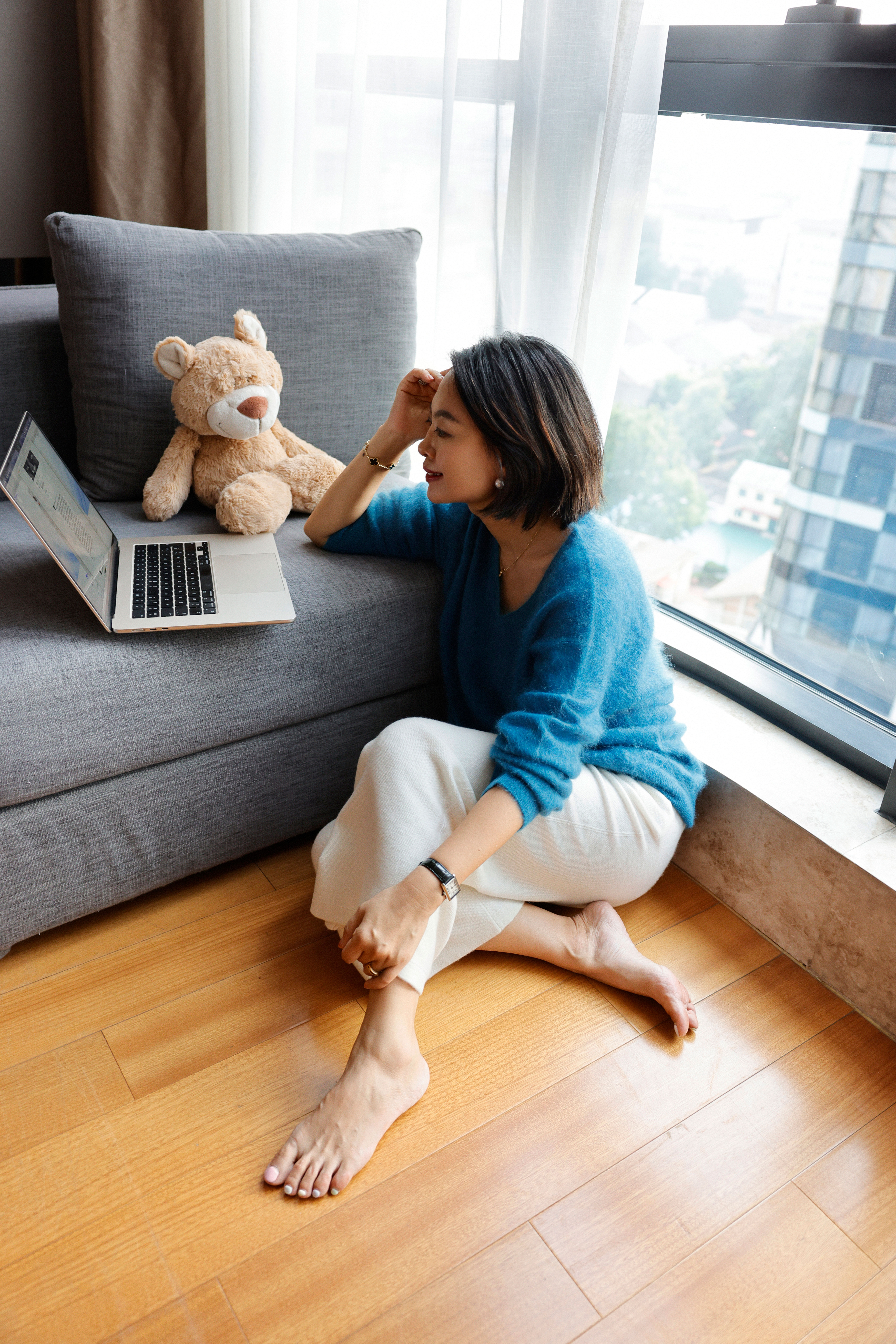 100%山羊绒V领拉绒上衣