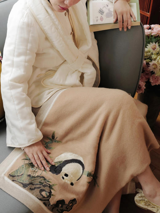 熊猫抱竹 100山羊绒精美刺绣熊猫竹子纹软萌暖心多用家居毯静坐毯 商品图1