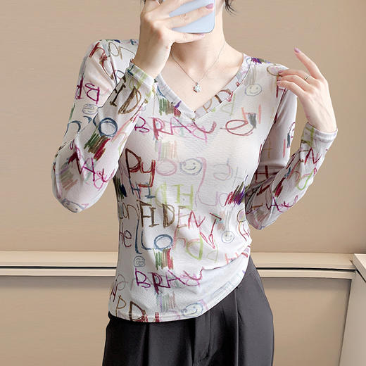 KQL欧货女装2025秋冬时尚洋气高弹网长袖印花V领T恤打底衫上衣批发 商品图1