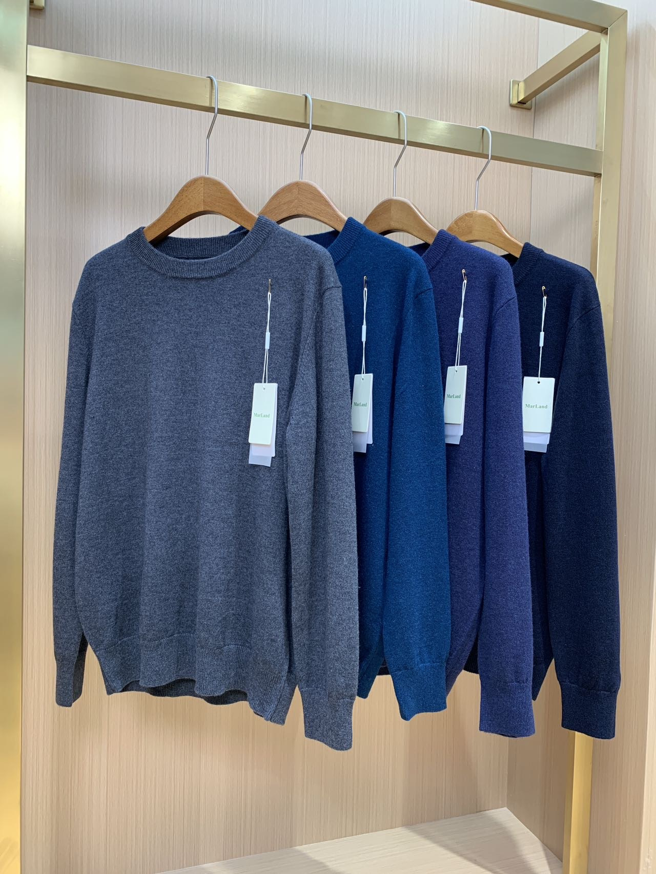 🔥衣柜必备❗️【意大利Marland男士圆领罗纹针织衫】外穿有型、内搭显贵！男士正肩打底衫，低调简约，简洁又大气  ✅亲测款，保暖性强、包裹性绝！⚠️有它保暖又不臃肿