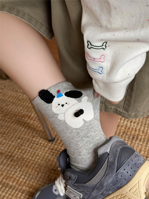 4双一组！超级可爱的立体毛球小狗中筒袜  秋冬无骨一体成型棉袜女袜 商品图2