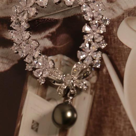 【甄珠贝】闪闪水晶花环大溪地黑珍珠水滴胸针 9-10mm 商品图1