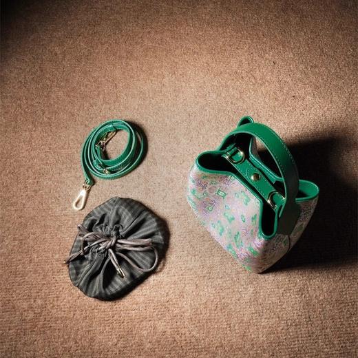 丁摩 新中式新宋锦水桶女包国风四合花紫绿色单肩斜挎牛皮包 5ZF-43 商品图3