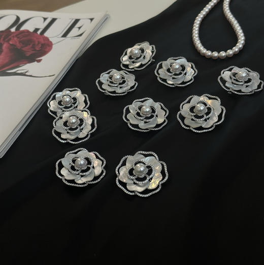 【甄珠贝】ji光珍珠 近圆无核珍珠 无暇 饱满圆润 9-10mm 花瓣是母贝切割 很有质感 山茶花胸针 商品图1