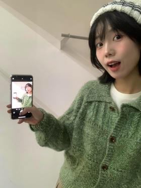 绿色翻领毛衣
