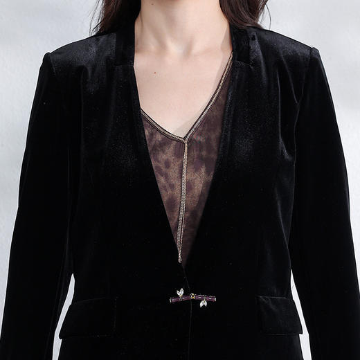 QYM 99H225-Y金丝绒三件套妈妈装打底衫+西装外套+长款微喇裤套装 商品图3