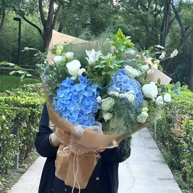 蓝绣球混搭花束