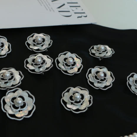 【甄珠贝】ji光珍珠 近圆无核珍珠 无暇 饱满圆润 9-10mm 花瓣是母贝切割 很有质感 山茶花胸针 商品图4