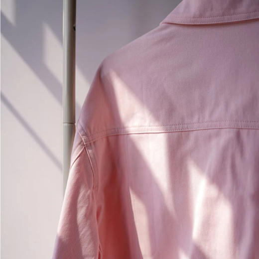 优选丨下单3-5天发货！LONGNVFAIR郎奴华菲 双色彩棉牛仔夹克外套 纯棉牛仔面料，透气舒适，密实细腻，耐磨性好；自带复古调性，结合率性版型，轻松展现多种穿搭风格 商品图6