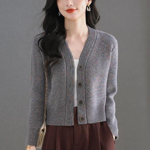 CC气质V领针织开衫女 2025春秋新款简约单排扣修身百搭显高短款上衣 商品图3