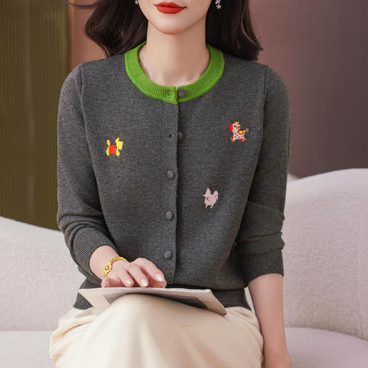 CC圆领撞色针织开衫女士秋装2025新款气质长袖上衣趣味刺绣毛衣外套 商品图3
