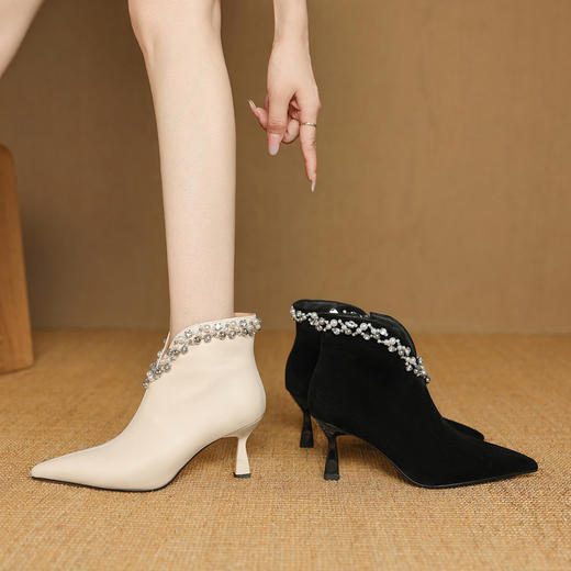 【预售5天】秋冬时尚优雅米白色羊皮绝美水钻珍珠V口高跟小短靴DB&M6587 商品图2