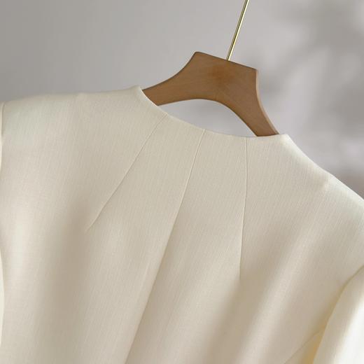 「自」全新升级【铂金会员514/天猫689/差价175】(71310)洛诗琳气质醋酸V领小西装2025秋季简约高级感法式收腰短外套 商品图2