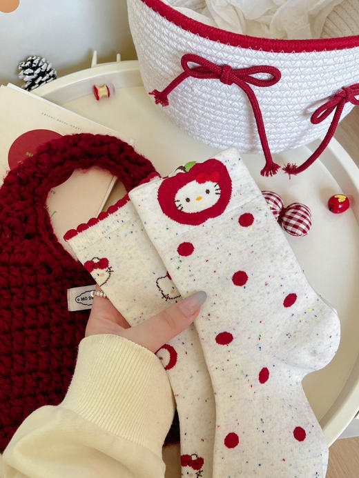 4双一组！超级可爱的红色kitty猫+红苹果棉袜中筒袜 平安幸运红女袜 学生秋冬袜子 商品图0