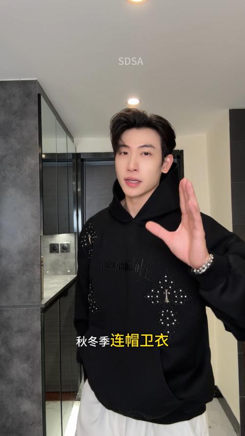 D012SDSA秋冬新款痞帅男装潮牌刺绣字母连帽卫衣十字金属装饰百搭上衣 商品图0