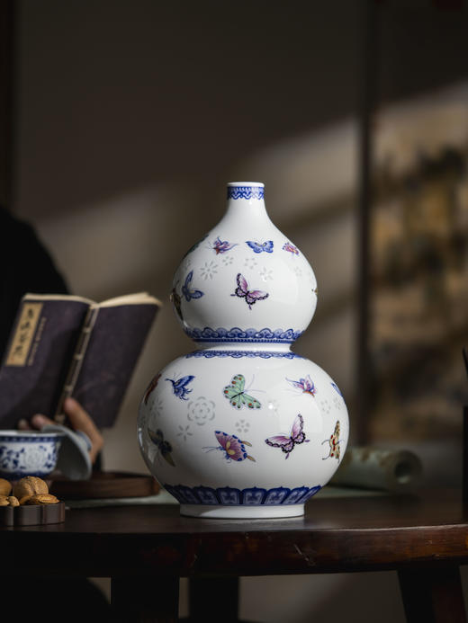 富玉 |  景德镇陶瓷花瓶中式玲珑客厅插花高档家居摆件蝶舞花间葫芦瓶 商品图2