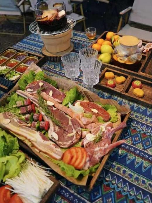 2天1夜，随《人民日报》一起体验雪山下的中国年！到崇州琉璃坝格兰坪过周末~徒步、玩雪、刨猪宴、劈柴生火、篝火仪式……这是通往山野的任意门！无需行李，自驾直达 商品图5