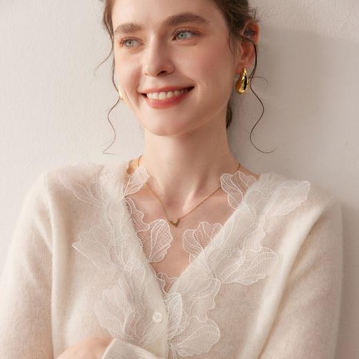 「高货qj」全新升级【铂金会员330/天猫439/差价109】(04623)洛诗琳设计感羊绒开衫2025秋冬气质V领蕾丝花边针织开衫 商品图3