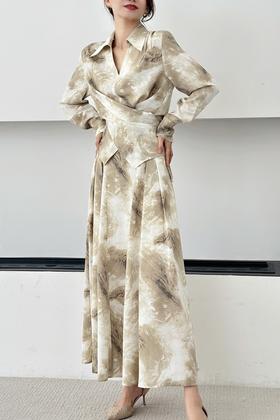 Le Malene 浅咖色V领印花衬衫半裙套装 18714