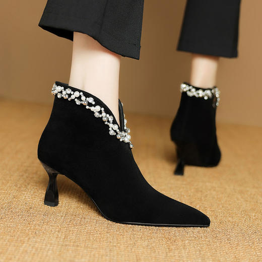 【预售5天】秋冬时尚优雅米白色羊皮绝美水钻珍珠V口高跟小短靴DB&M6587 商品图4