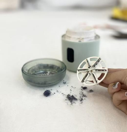 【秋冬必备，焕新衣物】小昔智能数显毛球修剪器 六叶钢刀高效修剪 极速去球不伤衣物 智能数显掌握电量 type-c充电接口 毛衣 大衣 针织衫 围巾手套都能用 商品图4