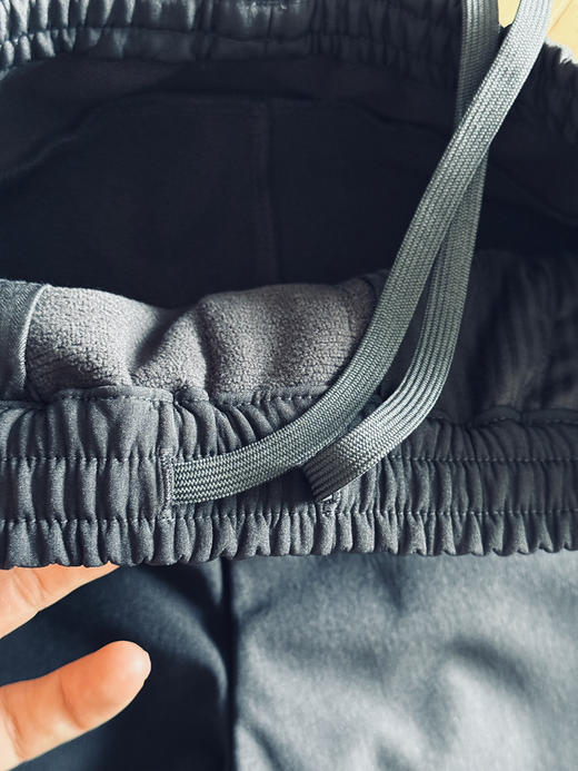 25秋冬-精品男士防泼水轻户外压胶软壳抓绒长裤 断码清仓不退不换。 商品图3