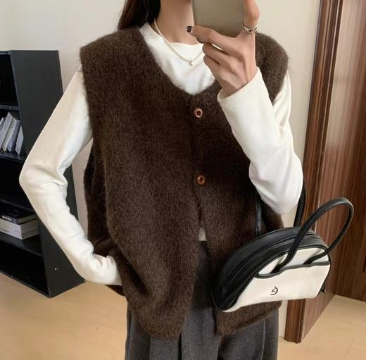 秋冬必备了韩系穿搭天花板 【OSMIC ARMIN韩系百搭慵懒风毛衣马甲】 正值当季 超有韩系风的毛衣马甲! 商品图3