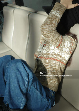 休息时刻 ：费尔岛毛衣搭配牛仔，温暖与格调并存。