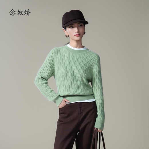 【商场同款】CNK4090 绿茵色“舒缓毛衫” 松身版型 扭花毛织设计减龄有质感 适中造型袖遮臂美化肩型 轻柔绵羊毛/兔毛纱线 温暖毛衣 商品图4
