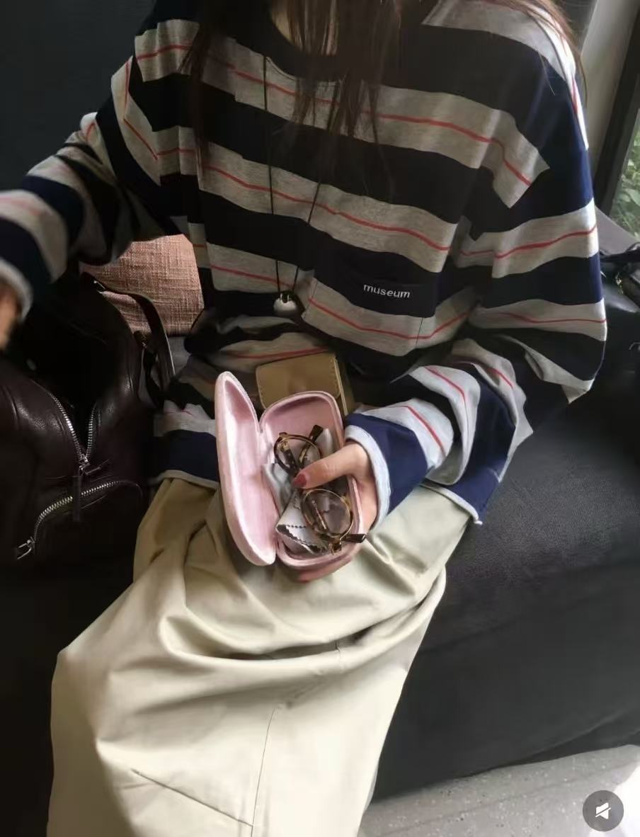 miu的配色都太喜欢了！敲显白的miu家条纹长袖T恤！