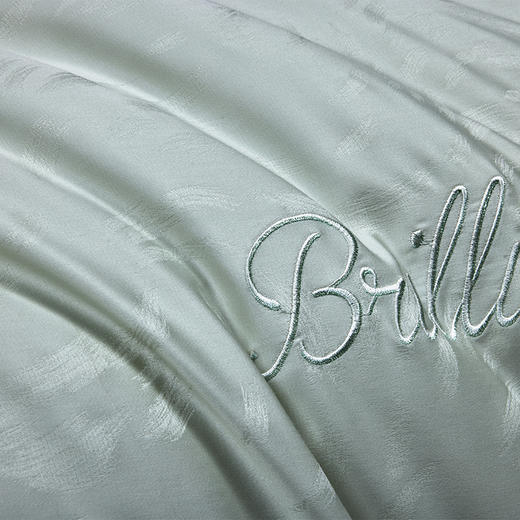 多喜爱 60S全棉色织提花四件套 夏慕/谜语/尤希hl【60S长绒棉】 【轻奢礼箱】【三方拼边设计】【宽边枕袋】【精美刺绣】轻奢品质 柔润丝光 质感柔滑 莹亮光泽 花型立体 商品图10