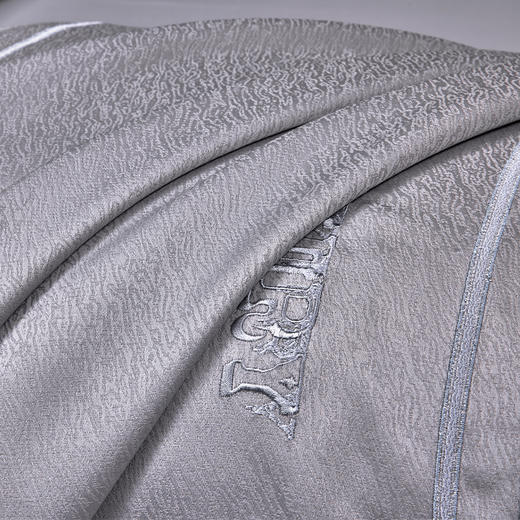 多喜爱 60S全棉色织提花四件套 夏慕/谜语/尤希hl【60S长绒棉】 【轻奢礼箱】【三方拼边设计】【宽边枕袋】【精美刺绣】轻奢品质 柔润丝光 质感柔滑 莹亮光泽 花型立体 商品图7