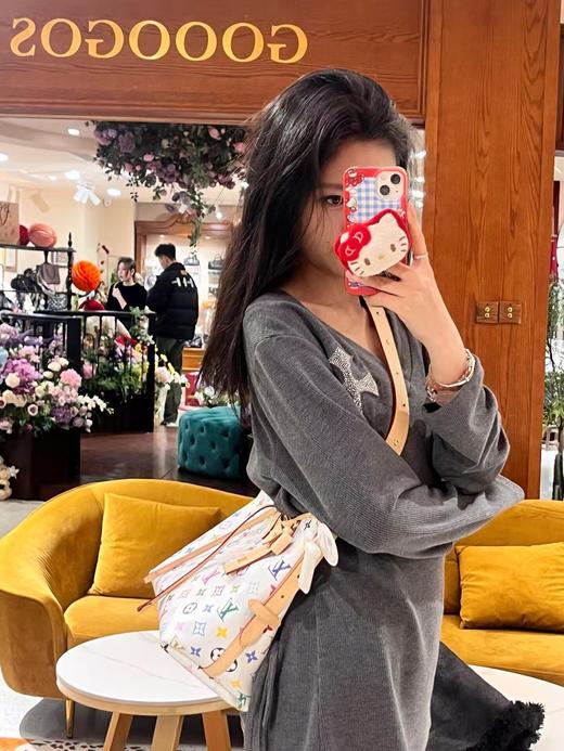 驴家 LV Takashi Murakami村上隆 联名款 Carryall 可调节肩带系带闭合 白三彩 涂层帆布 购物袋手提单肩包  (JPH) 商品图1