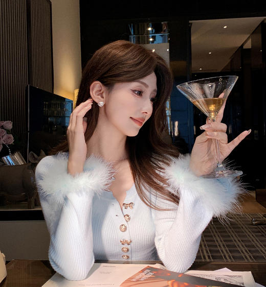 张心子【迷雾花园】秋冬纯欲仙气羽毛袖针织衫上衣 U2510054 商品图1