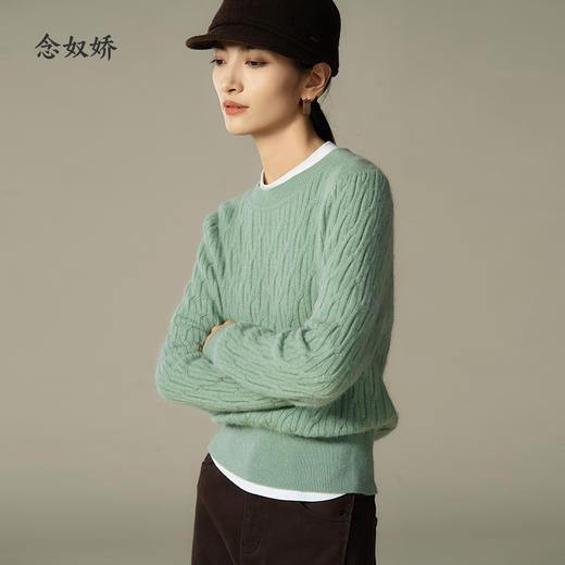 【商场同款】CNK4090 绿茵色“舒缓毛衫” 松身版型 扭花毛织设计减龄有质感 适中造型袖遮臂美化肩型 轻柔绵羊毛/兔毛纱线 温暖毛衣 商品图11
