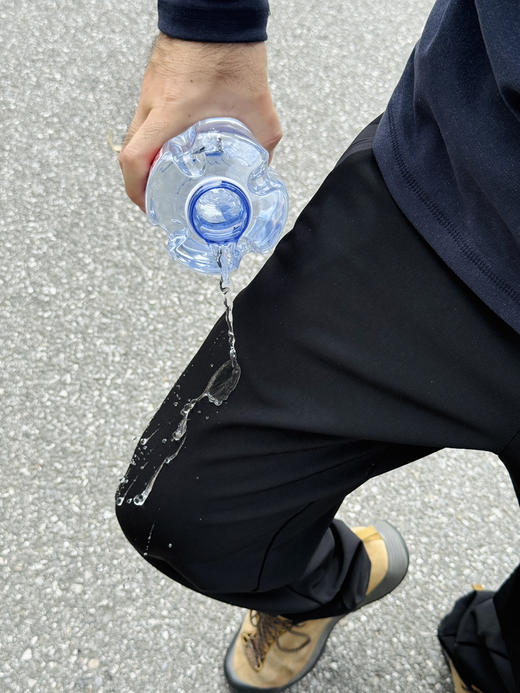 25秋冬-精品男士防泼水轻户外压胶软壳抓绒长裤 断码清仓不退不换。 商品图4