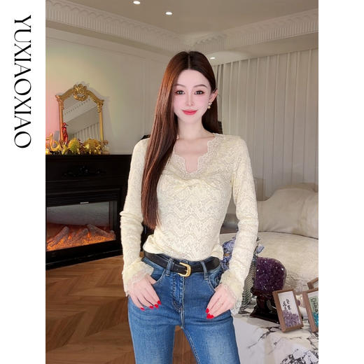 余潇潇【蕾丝告白】高级重工镶嵌珍珠蕾丝花边扭结弹力长袖收腰上衣 商品图3