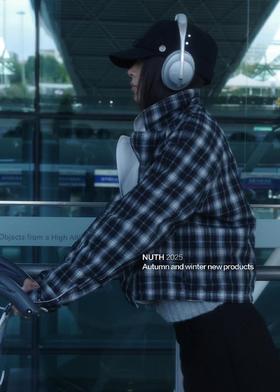 轻松出行 ：格纹风衣搭配耳机，让你的秋冬更有态度。