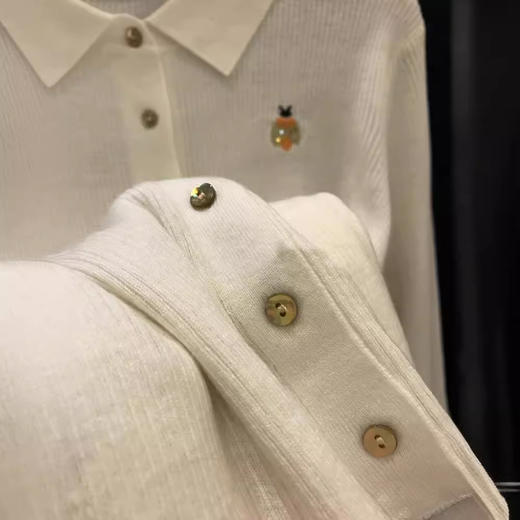 【清仓款 不退换】手感软糯细腻，甄选超细羊毛！2025法式Polo领刺绣珠片羊毛针织开衫女款！ 商品图3