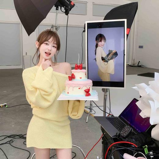 张林超LIN BOUTIQUE 慵懒性感微喇叭袖露肩圆领针织连衣裙女新款 商品图0