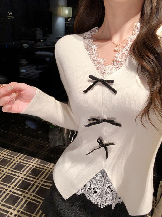 张心子【甜心赴约
】V领蕾丝拼接百搭温柔针织衫上衣 U2510001 商品图2