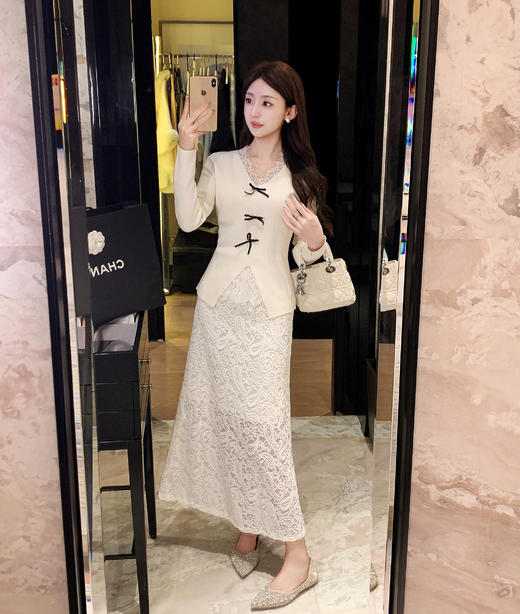 张心子【甜心赴约
】V领蕾丝拼接百搭温柔针织衫上衣 U2510001 商品图6