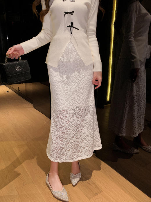 张心子【甜心赴约
】V领蕾丝拼接百搭温柔针织衫上衣 U2510001 商品图8