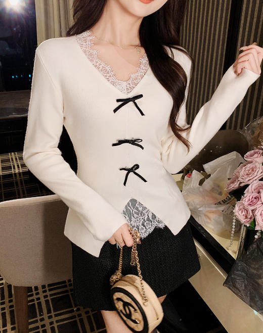 张心子【甜心赴约
】V领蕾丝拼接百搭温柔针织衫上衣 U2510001 商品图4