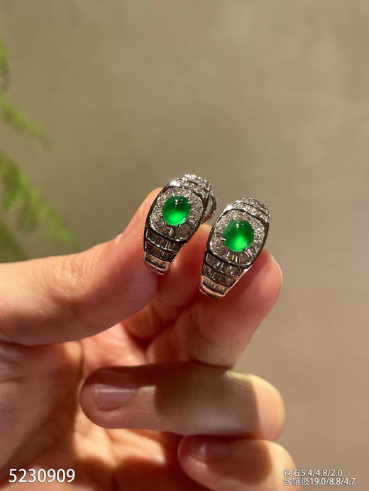 5230909，蛋面耳钉。具体价格微信咨询 商品图0