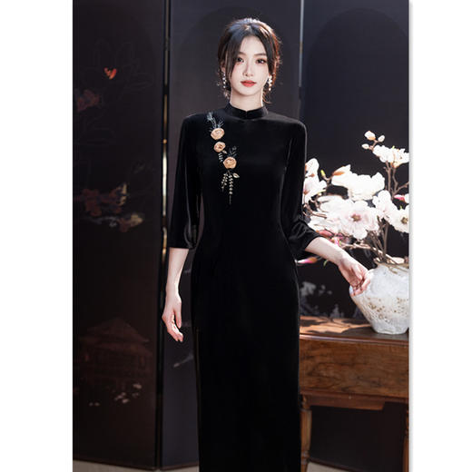 GX黑丝绒绣花长款中袖旗袍2025初秋新款复古国风高级感旗袍裙 商品图2