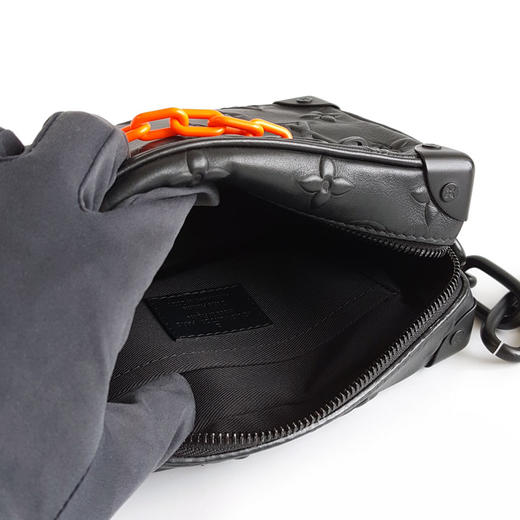 【95新】LV路易威登M58906黑色浮雕印花mini soft trunk软盒子包单肩斜挎包中性款180925AK17现售价：12500 商品图8